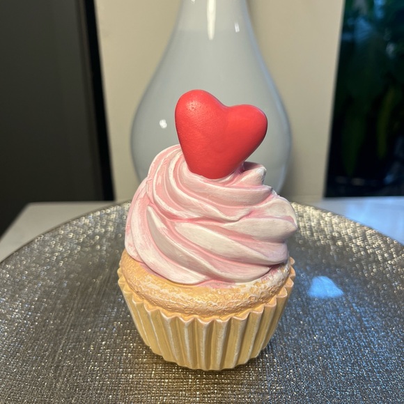 Cupcakes & Cashmere Cupcakes Vanilla with Hearts Valentines Set of 3 NIB - Picture 7 of 9